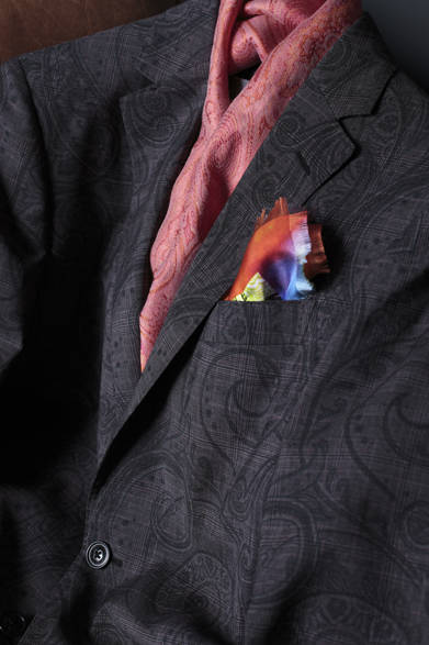 <strong>HANKYU MEN'S OSAKA 5th ANNIVERSARY<br /><br />  SPECIAL EDITION ～ LIGHT ＆ SHADE ～</strong><br /><br /> <strong>Exclusive for Hankyu men’s｜ETRO</strong><br /><br />  ジャケット18万4800円、ショール2万9400円 、チーフ1万6800円（すべてエトロ）<br /> （阪急メンズ大阪 3階／阪急メンズ東京 3階）