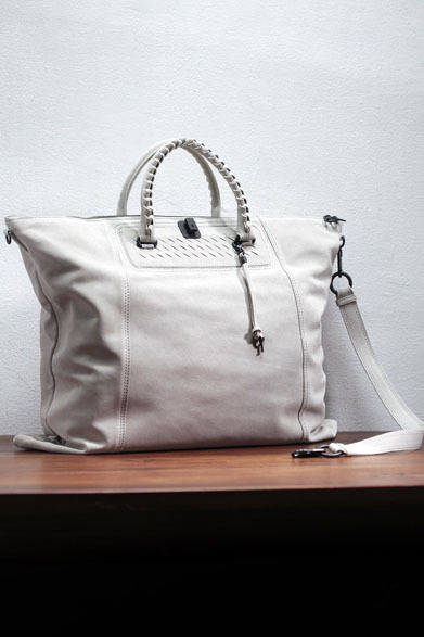 <strong>HANKYU MEN'S OSAKA 5th ANNIVERSARY<br /><br />  SPECIAL EDITION ～ LIGHT ＆ SHADE ～</strong><br /><br /><strong>Exclusive for Hankyu men’s｜BOTTEGA VENETA<br /><br />  ラグジュアリーのあらたなスタンダード。<br /> 優しい春の光に似合うスエードバッグ</strong><br /><br />  「ボッテガ・ヴェネタ」の最新アクセサリーコレクションは、機能性と贅たくな素材を活かすストレートなアプローチが新鮮。バッグはくったりとした柔らかさが特徴で、デザインは控えめだが、ハンドルとバッグのセンターにイントレチャートをほどこし、ブランドらしさをアピールする。旅行にも活躍する大きめのサイズで、ストラップ付き。<br /><br />  バッグ26万2500円（ボッテガ・ヴェネタ）※2月中旬入荷予定<br /> （阪急メンズ大阪 2階／阪急メンズ東京 1階）