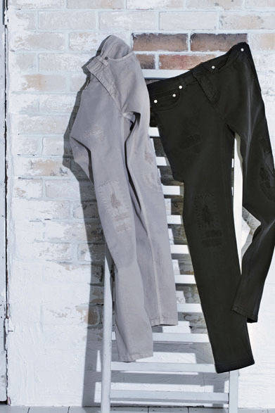 <strong>HANKYU MEN'S OSAKA 5th ANNIVERSARY<br /><br />  SPECIAL EDITION ～ LIGHT ＆ SHADE ～</strong><br /><br /> <strong>Exclusive for Hankyu men’s｜Neil Barrett<br /><br />  スタイルを決定する人気シルエット。<br /> スレートグレイは、阪急限定カラー</strong><br /><br />  ATHLETICISM（運動競技）からインスピレーションを得て、着心地の良さとシルエットを追求し、スポーティなコレクションを発表した「ニール・バレット」。今春、人気の高いSuper Skinny Fitデニムに、ダメージ加工をほどこしたアイテムが登場した。タイトながらストレッチが効いて履き心地も良く、抜群のフィット感とシルエットは定評のあるところ。ポケットやボタンなどに「ニール・バレット」ならではのこだわりも満載。カラーは、スレートグレイとアーモンドの2色展開。<br /><br />  Super Skinny Fitデニム各4万9350円（ニール・バレット）<br /> （阪急メンズ大阪 2階／阪急メンズ東京 2階）