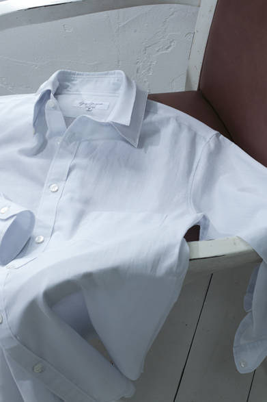 <strong>HANKYU MEN'S OSAKA 5th ANNIVERSARY<br /><br />  SPECIAL EDITION ～ LIGHT ＆ SHADE ～</strong><br /><br /><strong>Exclusive for Hankyu men’s｜Yohji Yamamoto<br /><br />  春夏のテーマは、風になびく服。<br /> 3枚襟のブラウスは、阪急限定</strong><br /><br />  空気をはらんで大きく膨らむシルエット。2013年春夏パリメンズコレクションで発表したテーマは、風に乗り、風になびく服。阪急限定のブラウスは、淡く色づく先染めブロード生地を使用し、生地が薄く透ける様は、コレクションのテーマと見事にマッチ。風の吹くままめぐり歩くボヘミアンのように、社会の規範に縛られず、自由な考え方で行動できる軽やかな服を着こなしたい。<br /><br />  3枚襟高ブラウス4万2000円（ヨウジヤマモト） ※2月9日（土）より発売予定<br /> （阪急メンズ大阪 2階／阪急メンズ東京 2階）