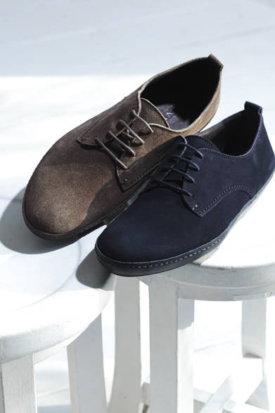 <strong>HANKYU MEN'S OSAKA 5th ANNIVERSARY<br /><br />  SPECIAL EDITION ～ LIGHT ＆ SHADE ～</strong><br /><br /><strong>Exclusive for Hankyu men’s｜LANVIN<br /><br />  春は、足取りまで軽やかに楽しく。<br /> モカシン風ダービーシューズ</strong><br /><br />  クラシックとモダン、ホワイトとブラック、ショートとロング、ハードとソフトなど両極端な要素をミックスして、鮮やかなコントラストを見せた「ランバン」の2013年春夏コレクション。今回登場するモカシン風ダービーシューズは、ステッチの効いたデザインで、カーキとネイビーの2色展開。ソールはゴムで足あたりも良く、カジュアルからトラベル、週末のコーディネイトにまで幅広く活躍する。<br /><br />  シューズ各5万400円（ランバン）<br /> （阪急メンズ大阪 2階／阪急メンズ東京 2階）