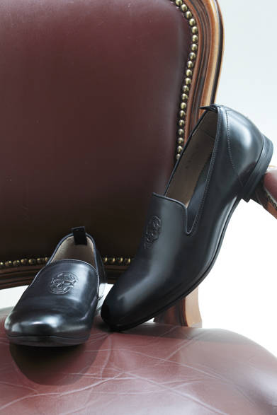 <strong>HANKYU MEN'S OSAKA 5th ANNIVERSARY<br /><br />  SPECIAL EDITION ～ LIGHT ＆ SHADE ～</strong><br /><br /> <strong>Exclusive for Hankyu men’s｜Alexander McQueen<br /><br />  ブランドのアイコン“スカル”に注目。<br /> カジュアルな足もとを演出する軽快靴</strong><br /><br />  アバンギャルドでありながらクラシカルな永遠性をもち、モード界につねに斬新な発想を提示する「アレキサンダー・マックイーン」から、ブランドのアイコン“スカル”を型押ししたミニマルなスリップオンが阪急メンズ限定で登場。完璧なシルエットにこだわるブランドらしい端正な表情は、クラシックなスーツからロールアップした足もとまですっきりフィットする。<br /><br />  スリップオン6万5100円（アレキサンダー・マックイーン）<br /> （阪急メンズ大阪 2階／阪急メンズ東京 2階）