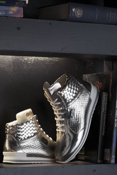 <strong>HANKYU MEN'S OSAKA 5th ANNIVERSARY<br /><br />  SPECIAL EDITION ～ LIGHT ＆ SHADE ～</strong><br /><br /><strong>Exclusive for Hankyu men’s｜VERSACE<br /><br />  ブランドのアイコンのステッチに、<br /> 阪急限定のメタリックカラーが光る</strong><br /><br />  “コンバット・ロック”をテーマに、力強いコレクションを展開した「ヴェルサーチ」。マッチョで正義感溢れる現代のグラディエーターたちの足もとを支えるのは、ブランドのアイコン“LA GRECA（グレカ）”のステッチが印象的なハイカットスニーカー。「ヴェルサーチ」の今季テーマカラーであるメタリックカラーを採用したシューズは阪急メンズ限定で、デザイナー、ドナテッラからのパンチの効いたメッセージだ。<br /><br />  シューズ9万1350円（ヴェルサーチ）<br /> （阪急メンズ大阪 3階／阪急メンズ東京 2階）