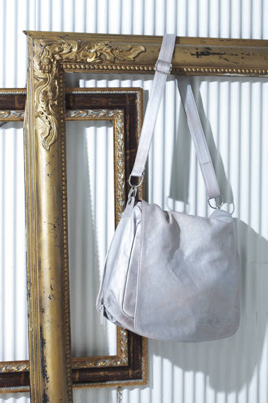 <strong>HANKYU MEN'S OSAKA 5th ANNIVERSARY<br /><br />  SPECIAL EDITION ～ LIGHT ＆ SHADE ～</strong><br /><br /><strong>Exclusive for Hankyu men’s｜Maison Martin Margiela<br /><br />  使うほどに増していく風合い。<br /> 阪急限定バッグは、超絶加工に注目</strong><br /><br />  独自のクリエイティビティと徹底したディテールワークが光る、「メゾン マルタン マルジェラ」のバッグコレクションから誕生した阪急メンズ限定バッグ。プレミアムなキャメルレザーの上からオーバーペイントをほどこし、使うほどに増していく風合いは、所有する喜びを感じさせてくれる。内側は全面裏地付きで、大きなジップポケットでバッグのマチの調整が可能。メッセンジャー、バックパック、ハンドバッグの3ウェイで使える機能的なデザインだ。<br /><br />  バッグ18万1650円（メゾン マルタン マルジェラ）※2月上旬入荷予定<br /> （阪急メンズ大阪 2階／阪急メンズ東京 2階）