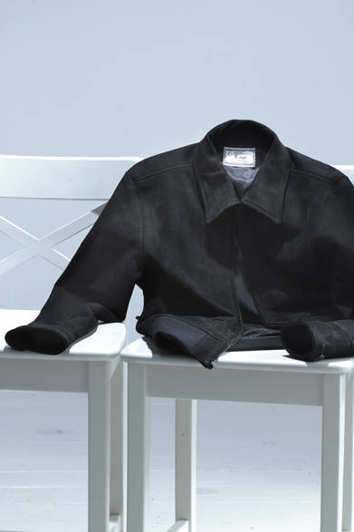 <strong>HANKYU MEN'S OSAKA 5th ANNIVERSARY<br /><br />  SPECIAL EDITION ～ LIGHT ＆ SHADE ～</strong><br /><br /><strong>Exclusive for Hankyu men’s｜Rags McGREGOR<br /><br />  50年代スタイルを2013年にミックスアップ。<br /> ブランドカラーを纏った限定ブルゾン</strong><br /><br />  若き日のチェット・ベイカーの姿を収めた写真集からインスパイアされた50年代のモダン・ジャズメンのスタイルを提案する「ラグス マックレガー」。クールで大人っぽいウエストコースト・ジャズのプレイヤーたちが愛した、良質なレザーを使用したオリジナルブルゾンが登場。ブランドのヴィンテージの香りを残しながら、限定カラーのブラックがあたらしさと無骨な男らしさを表現する。<br /><br />  レザーブルゾン10万5000円（ラグス マックレガー） ※2月9日（土）より発売予定<br /> （阪急メンズ大阪 2階／阪急メンズ東京 4階）