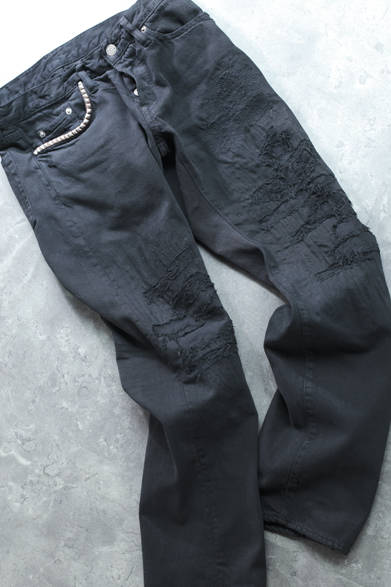 <strong>HANKYU MEN'S OSAKA 5th ANNIVERSARY<br /><br />  SPECIAL EDITION ～ LIGHT ＆ SHADE ～</strong><br /><br /><strong>Exclusive for Hankyu men’s｜HYSTERIC GLAMOUR<br /><br />  最旬“味出しデニム”の決定版！<br /> RSR加工のスペシャルな限定デニム</strong><br /><br />  11オンスのOLD BLUEデニムを使用し、長年はき込んで、何度もステッチでリメイクしたパンツを再現したRANDAM STITCH REMAKE（RSR）加工が特徴のデニムが、限定デニムとして登場。ランダムなステッチワークが独特の表情を醸し出し、ヒスのデニムのアイコンでもあるポケット口のスタッズや加工にくわえ、仕上げにはインディゴに黒染めをほどこしたスペシャルな一本に仕上がっている。<br /><br />  RSR加工デニムストレートパンツ4万8300円（ヒステリックグラマー） ※2月9日（土）より発売予定<br /> （阪急メンズ大阪 2階／阪急メンズ東京 4階）