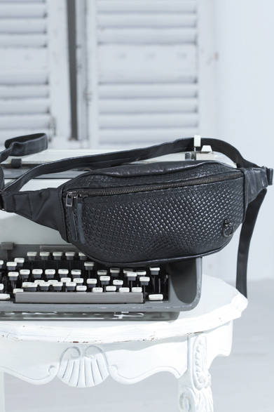 <strong>HANKYU MEN'S OSAKA 5th ANNIVERSARY<br /><br />  SPECIAL EDITION ～ LIGHT ＆ SHADE ～</strong><br /><br /><strong>Exclusive for Hankyu men’s｜JAM HOME MADE<br /><br />  JAM HOME MADE×NUMBER (N)INE！<br /> 阪急限定はパーツの金具の色がブラック</strong><br /><br />  ジャンルを問わずさまざまなブランドとのコラボレーションプロジェクトを展開する「ジャム ホーム メイド」。定番レザーアイテムをベースに、「ナンバーナイン」のアイデンティティが注入されたショルダーバッグが阪急メンズ限定として登場する。まるで実際に編み込まれたかのような柄は、あえて、難しい手間のかかる型押しに挑戦。見事に編み込みをリアルに表現したこだわりのプロダクトだ。<br /><br />  JAM HOME MADE×NUMBER (N)INEショルダーバッグ3万9900円（ジャム ホーム メイド） ※2月9日（土）より発売予定<br /> （阪急メンズ大阪 2階／阪急メンズ東京 4階）