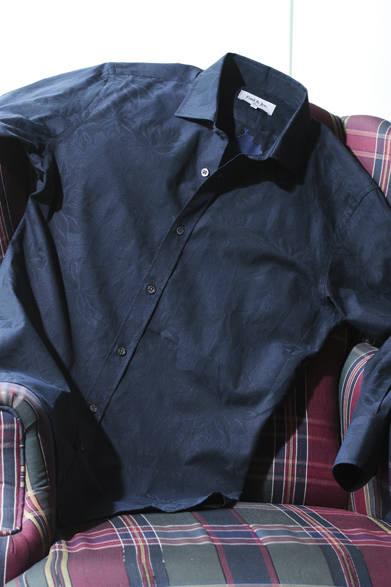 <strong>HANKYU MEN'S OSAKA 5th ANNIVERSARY<br /><br />  SPECIAL EDITION ～ LIGHT ＆ SHADE ～</strong><br /><br /><strong>Exclusive for Hankyu men’s｜PAUL & JOE<br /><br />  シャツの名は、“NOBLESSE”。<br /> 現代の高貴さを体現するシャツ</strong><br /><br />  2013年春夏コレクションでは、サファリ、パステル、ブルーをテーマに発表した「ポール ＆ ジョー」。とくにブルーでは、清涼感あるテーラリングとアクセントの効いたアイテムを展開する。この“NOBLESSE（ノブレス）”と名づけられたシャツは、イタリアンカラーでリーフ柄をほどこし、スーツインでもシャツ一枚でもエレガントに着こなすことができるのがうれしい。ダークネイビーを粋に着こなそう。<br /><br />  シャツ3万450円（ポール ＆ ジョー）※2月中旬入荷予定<br /> （阪急メンズ大阪 2階／阪急メンズ東京 4階）