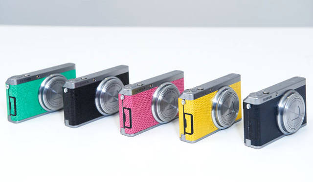 <strong>BARNEYS NEW YORK｜バーニーズ　ニューヨーク</strong>　「FUJIFILM XF1」バーニーズ　ニューヨークモデル　エキゾチックレザー（イエロー、ピンク、ネイビー、グリーン、ブラック）