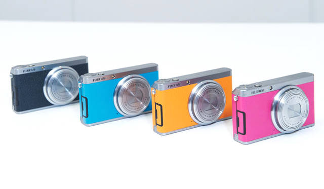 <strong>BARNEYS NEW YORK｜バーニーズ　ニューヨーク</strong>　「FUJIFILM XF1」バーニーズ　ニューヨークモデル　ガレリアント（ネイビー）、シセイ（オレンジ） 、ラルコバレーノ（ブルー、ピンク）