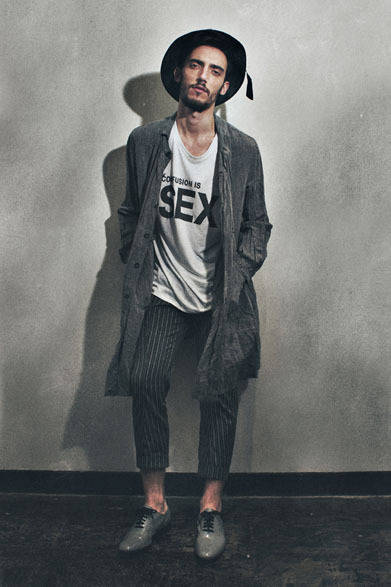 <strong>HOWL｜ハウル</strong>　2013春夏コレクション　ロングシャツ3万9900円（HOWL×Robes&Confections）、パンツ3万4650円（HOWL×PSYCHO TAILOR）、シューズ5万1450円（HOWL×H? Katsukawa from Tokyo）