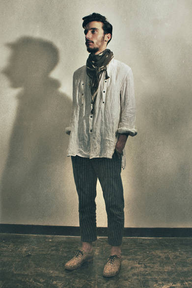 <strong>HOWL｜ハウル</strong>　2013春夏コレクション　シャツ2万9400円（HOWL×Robes&Confections）、パンツ3万4650円（HOWL×PSYCHO TAILOR）、スカーフ1万7850円（HOWL×suzuki takayuki）、シューズ6万9300円（HOWL×H? Katsukawa from Tokyo）