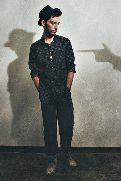 <strong>HOWL｜ハウル</strong>　2013春夏コレクション　ロングシャツ2万3100円（HOWL）、ワークパンツ2万2050円（HOWL）、シューズ6万9300円（HOWL×H? Katsukawa from Tokyo）