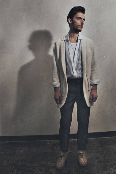 <strong>HOWL｜ハウル</strong>　2013春夏コレクション　ジャケットカーディガン3万3600円（HOWL）、シャツカーディガン2万7300円（HOWL×INDUSTRIAL CATEGORY）、パンツ3万4650円（HOWL×PSYCHO TAILOR）、シューズ6万9300円（HOWL×H? Katsukawa from Tokyo）