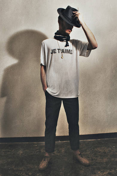 　2013春夏コレクション　ロングシャツ3万9900円（HOWL×Robes&Confections）、パンツ3万4650円（HOWL×PSYCHO TAILOR）、シューズ5万1450円（HOWL×H? Katsukawa from Tokyo）