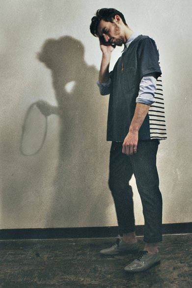 <strong>HOWL｜ハウル</strong>　2013春夏コレクション　ボーダービッグTシャツ1万2600円（HOWL）、ドレスシャツ2万7300円（HOWL×INDUSTRIAL CATEGORY）、パンツ3万4650円（HOWL×PSYCHO TAILOR）、シューズ5万1450円（HOWL×H? Katsukawa from Tokyo）