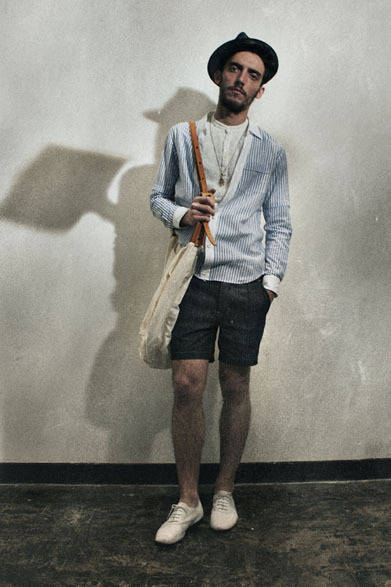 <strong>HOWL｜ハウル</strong>　2013春夏コレクション　シャツカーディガン2万7300円（HOWL×INDUSTRIAL CATEGORY）、ショーツ2万8350円（HOWL×PSYCHO TAILOR）