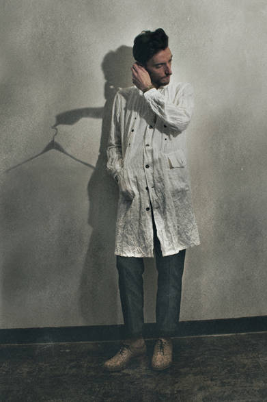 <strong>HOWL｜ハウル</strong>　2013春夏コレクション　ロングシャツ3万9900円（HOWL×Robes&Confections）、パンツ3万4650円（HOWL×PSYCHO TAILOR）、シューズ6万9300円（HOWL×H? Katsukawa from Tokyo）