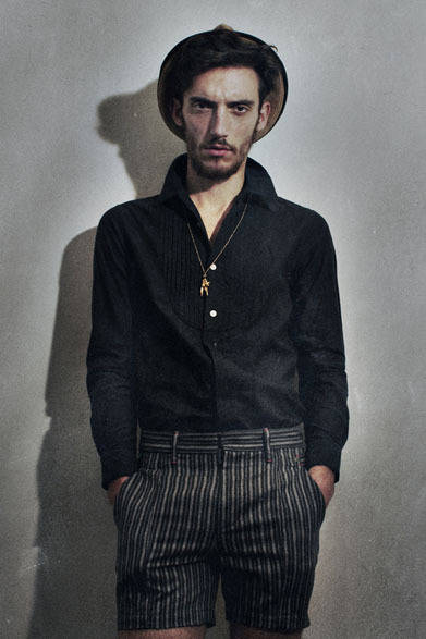 <strong>HOWL｜ハウル</strong>　2013春夏コレクション　ドレスシャツ2万7300円（HOWL×INDUSTRIAL CATEGORY）、ショーツ2万8350円（HOWL×PSYCHO TAILOR）