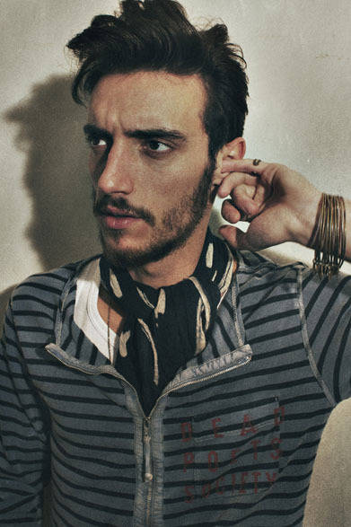 <strong>HOWL｜ハウル</strong>　2013春夏コレクション　カットソー3万9900円（HOWL×TAKAHIROMIYASHITATheSoloIst.）、スカーフ1万7850円（HOWL×suzuki takayuki）