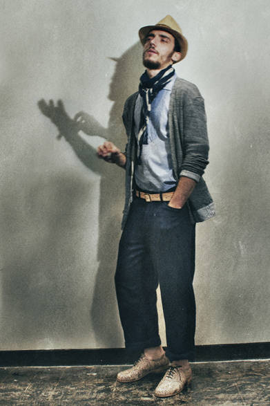 <strong>HOWL｜ハウル</strong>　2013春夏コレクション　ドレスシャツ2万7300円（HOWL×INDUSTRIAL CATEGORY）、カーディガン2万5200円（HOWL）、ワークパンツ2万2050円（HOWL）、スカーフ1万7850円（HOWL×suzuki takayuki）、ベルト1万4700円（HOWL×suzuki takayuki）、シューズ6万9300円（HOWL×H? Katsukawa from Tokyo）