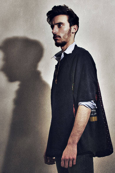 <strong>HOWL｜ハウル</strong>　2013春夏コレクション　スウェット3万7800円（HOWL×UNDER COVER）、ドレスシャツ2万7300円（HOWL×INDUSTRIAL CATEGORY）