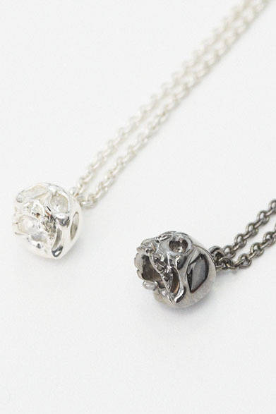 <strong>BARNEYS NEW YORK｜バーニーズ　ニューヨーク</strong>　ネックレス（ブラックスカル・シルバースカル）ともに3万450円（フィン／バーニーズ　ニューヨーク）