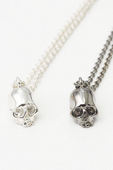 <strong>BARNEYS NEW YORK｜バーニーズ　ニューヨーク</strong>　ネックレス（ブラックスカル・シルバースカル）ともに3万450円（フィン／バーニーズ　ニューヨーク）