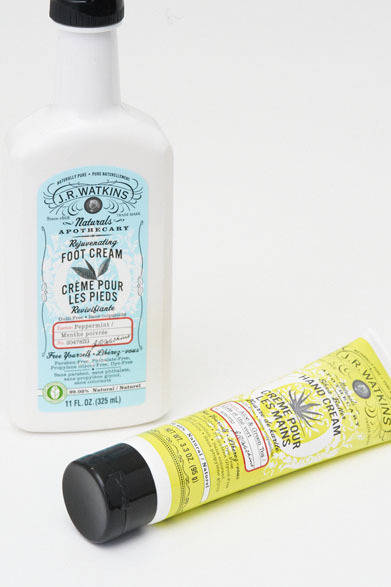 <strong>BARNEYS NEW YORK｜バーニーズ　ニューヨーク</strong>　フットクリーム1890円、ハンドクリーム1575円（ともにジェイアールワトキンス／バーニーズ　ニューヨーク）