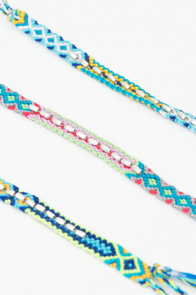 <strong>BARNEYS NEW YORK｜バーニーズ　ニューヨーク</strong>　ミサンガ各7245円（ルーシーフォーク／バーニーズ　ニューヨーク）