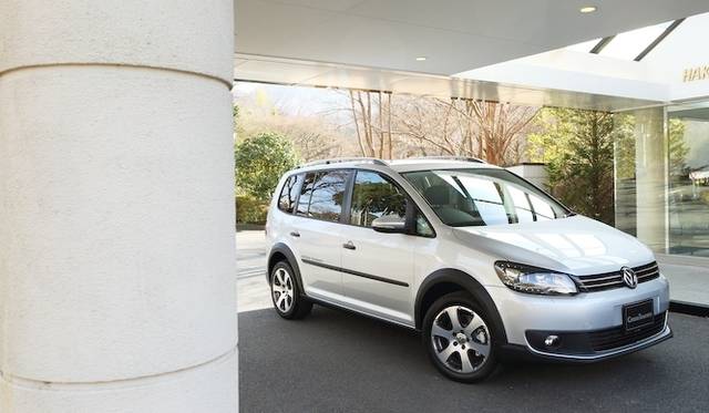 低回転域をスーパーチャージャーで過給し、高回転域はターボチャージャーで過給するツインチャージャーのシステムを採用した1.4リッターエンジンは「ポロGTI」同様。最高出力103kW（140ps）、最大トルクはわずか1,250rpmで220Nm（22.4kgm）を発生する