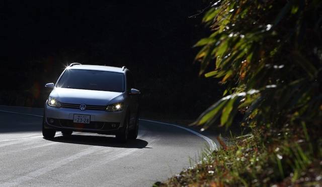 低回転域をスーパーチャージャーで過給し、高回転域はターボチャージャーで過給するツインチャージャーのシステムを採用した1.4リッターエンジンは「ポロGTI」同様。最高出力103kW（140ps）、最大トルクはわずか1,250rpmで220Nm（22.4kgm）を発生する