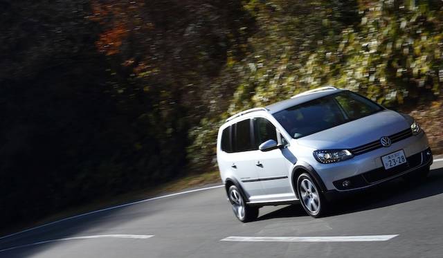 低回転域をスーパーチャージャーで過給し、高回転域はターボチャージャーで過給するツインチャージャーのシステムを採用した1.4リッターエンジンは「ポロGTI」同様。最高出力103kW（140ps）、最大トルクはわずか1,250rpmで220Nm（22.4kgm）を発生する