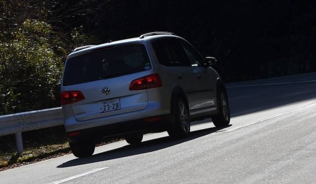 低回転域をスーパーチャージャーで過給し、高回転域はターボチャージャーで過給するツインチャージャーのシステムを採用した1.4リッターエンジンは「ポロGTI」同様。最高出力103kW（140ps）、最大トルクはわずか1,250rpmで220Nm（22.4kgm）を発生する