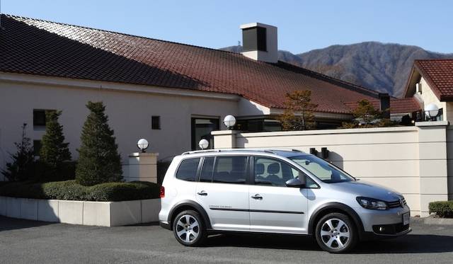 低回転域をスーパーチャージャーで過給し、高回転域はターボチャージャーで過給するツインチャージャーのシステムを採用した1.4リッターエンジンは「ポロGTI」同様。最高出力103kW（140ps）、最大トルクはわずか1,250rpmで220Nm（22.4kgm）を発生する