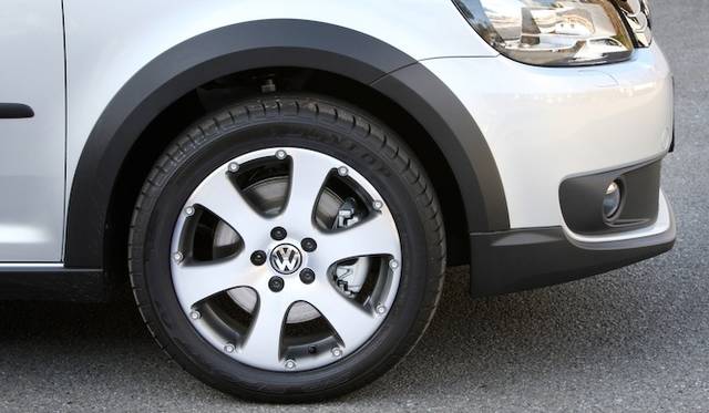 低回転域をスーパーチャージャーで過給し、高回転域はターボチャージャーで過給するツインチャージャーのシステムを採用した1.4リッターエンジンは「ポロGTI」同様。最高出力103kW（140ps）、最大トルクはわずか1,250rpmで220Nm（22.4kgm）を発生する