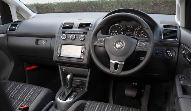 低回転域をスーパーチャージャーで過給し、高回転域はターボチャージャーで過給するツインチャージャーのシステムを採用した1.4リッターエンジンは「ポロGTI」同様。最高出力103kW（140ps）、最大トルクはわずか1,250rpmで220Nm（22.4kgm）を発生する