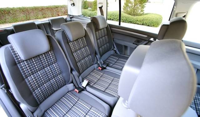 低回転域をスーパーチャージャーで過給し、高回転域はターボチャージャーで過給するツインチャージャーのシステムを採用した1.4リッターエンジンは「ポロGTI」同様。最高出力103kW（140ps）、最大トルクはわずか1,250rpmで220Nm（22.4kgm）を発生する