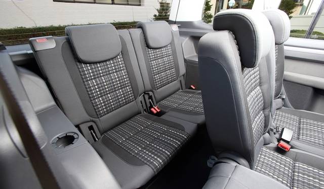 低回転域をスーパーチャージャーで過給し、高回転域はターボチャージャーで過給するツインチャージャーのシステムを採用した1.4リッターエンジンは「ポロGTI」同様。最高出力103kW（140ps）、最大トルクはわずか1,250rpmで220Nm（22.4kgm）を発生する