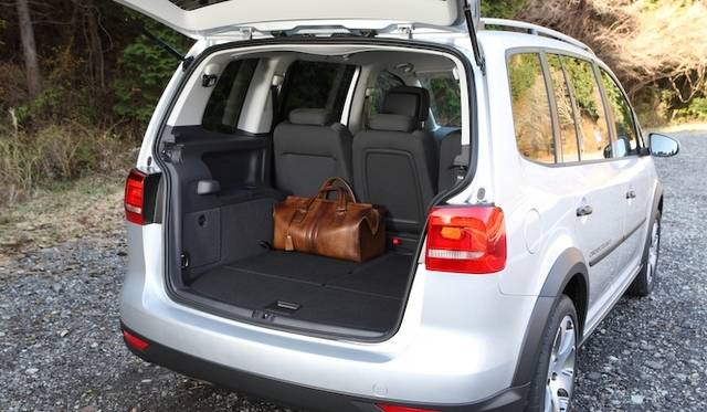 低回転域をスーパーチャージャーで過給し、高回転域はターボチャージャーで過給するツインチャージャーのシステムを採用した1.4リッターエンジンは「ポロGTI」同様。最高出力103kW（140ps）、最大トルクはわずか1,250rpmで220Nm（22.4kgm）を発生する