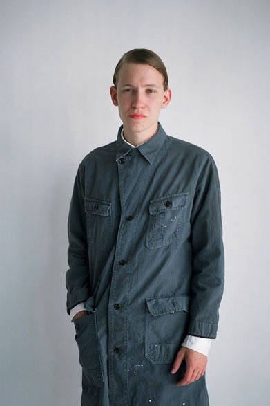 <strong>FILL THE BILL｜フィル ザ ビル</strong>　2013春夏コレクション　ワークコート3万9900円、ホワイトドレスシャツ1万9950円