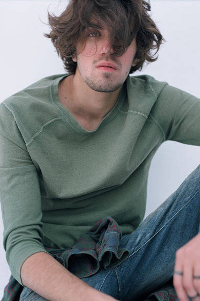 <strong>FILL THE BILL｜フィル ザ ビル</strong>　2013春夏コレクション　メンフィスヤーンスポーツジャージー1万7850円、チェックワークシャツ1万8900円、スタンダードデニムパンツ“802” 3万3600円、リング（シルバー）1万4700円、リング（カッパー）1万3650円