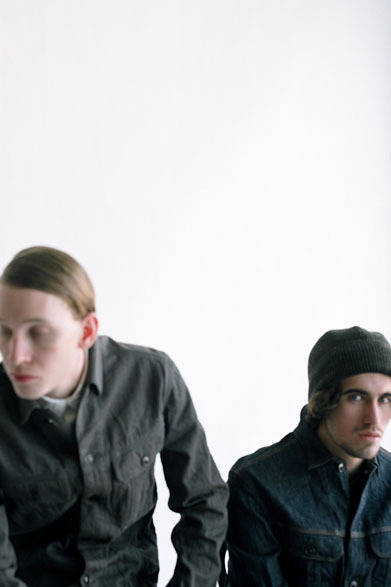 <strong>FILL THE BILL｜フィル ザ ビル</strong>　2013春夏コレクション　左／スタンダードデニムジャケット2万9400円、右／ウールワッチキャップ1万500円、スタンダードデニムジャケット2万9400円