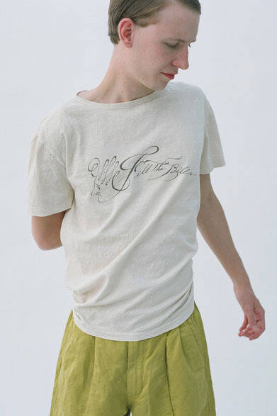 <strong>FILL THE BILL｜フィル ザ ビル</strong>　2013春夏コレクション　ボートネックTプリント“FACE LOGO”8925円、ピンタックショーツ1万8900円