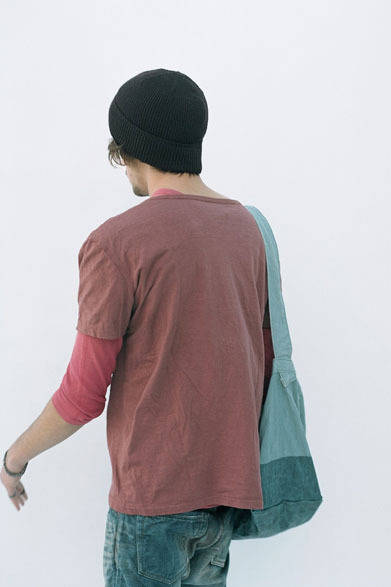 <strong>FILL THE BILL｜フィル ザ ビル</strong>　2013春夏コレクション　ウールワッチキャップ1万500円、クルーネックTシャツ8190円、メンフィスヤーンスポーツジャージー1万7850円、スタンダードデニムパンツ“802”3万3600円、ハンドプリントバッグ1万8900円