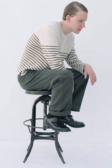 <strong>FILL THE BILL｜フィル ザ ビル</strong>　2013春夏コレクション　ボーダーニットセーター2万4150円、ヘリンボーントラウザーズ2万1000円