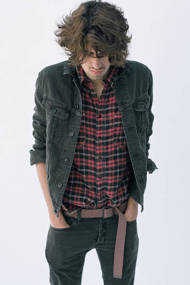 <strong>FILL THE BILL｜フィル ザ ビル</strong>　2013春夏コレクション　スタンダードピケジャケット2万9400円、チェックワークシャツ1万8900円、G.I.ベルト1万500円、スタンダードピケパンツ１万9950円