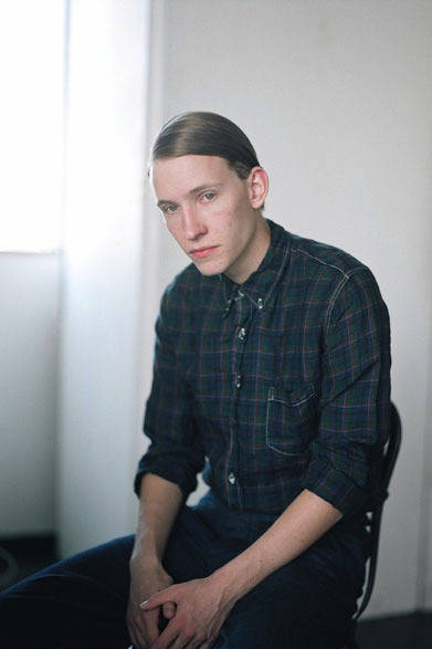 <strong>FILL THE BILL｜フィル ザ ビル</strong>　2013春夏コレクション　リネンチェックワークシャツ１万8900円、デニムトラウザーズ2万1000円