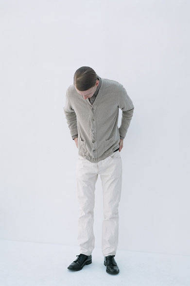 <strong>FILL THE BILL｜フィル ザ ビル</strong>　2013春夏コレクション　カーディガン2万3100円、ストライプドレスシャツ1万9950円、スタンダードデニムパンツ“802”1万9950円