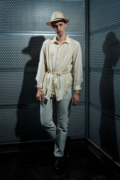 <strong>The Letters｜レターズ</strong>　2013春夏コレクション　ブンタールクラシックハット2万9400円、ドローコードクラシックシャツ3万3600円、5ポケットデニムパンツ2万6250円、シルバーバングル2万9400円